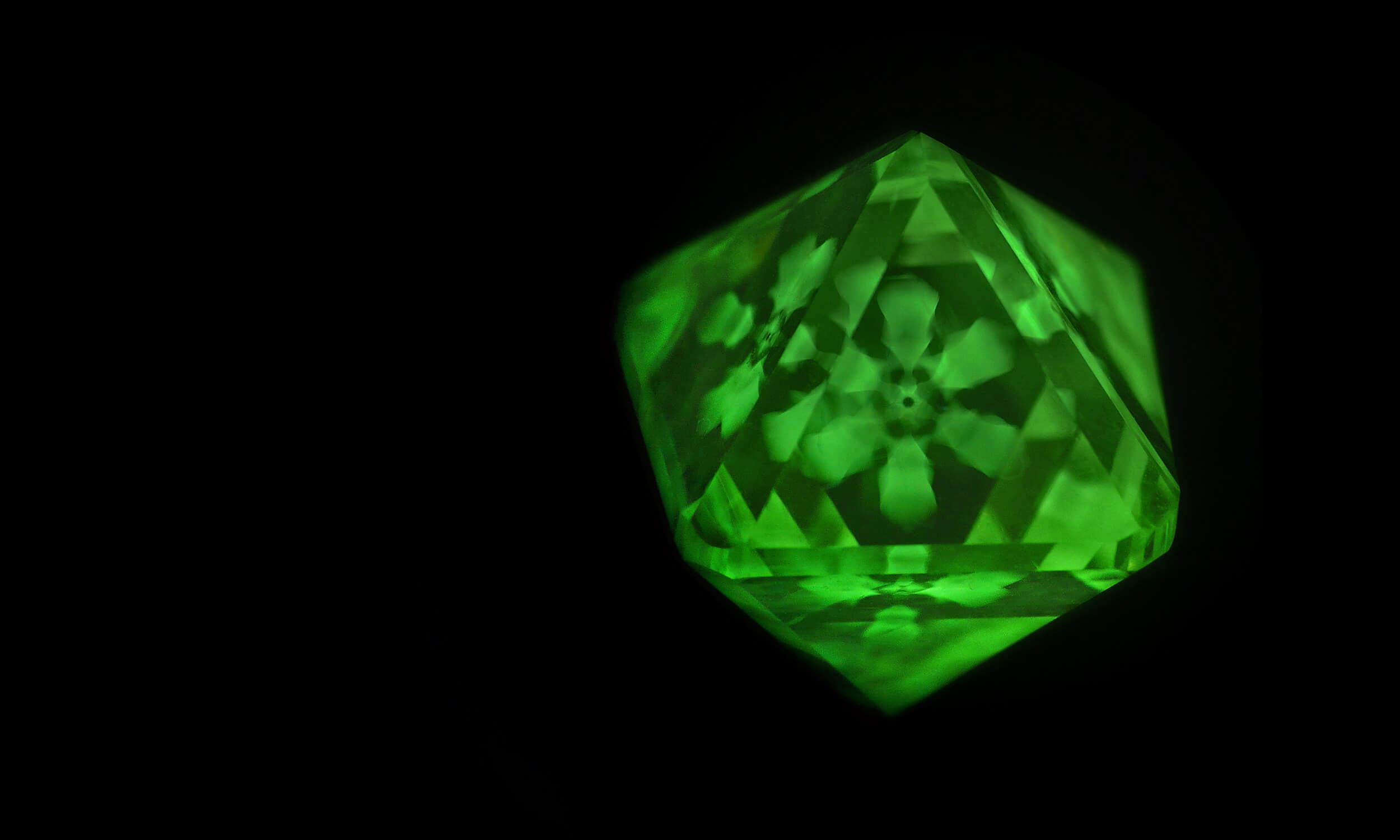 Asteriated luminescent structure in a rough diamond