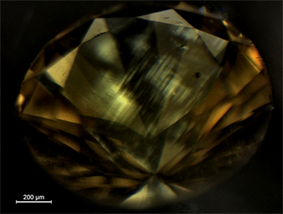 Strain birefringence oriented along octahedral faces