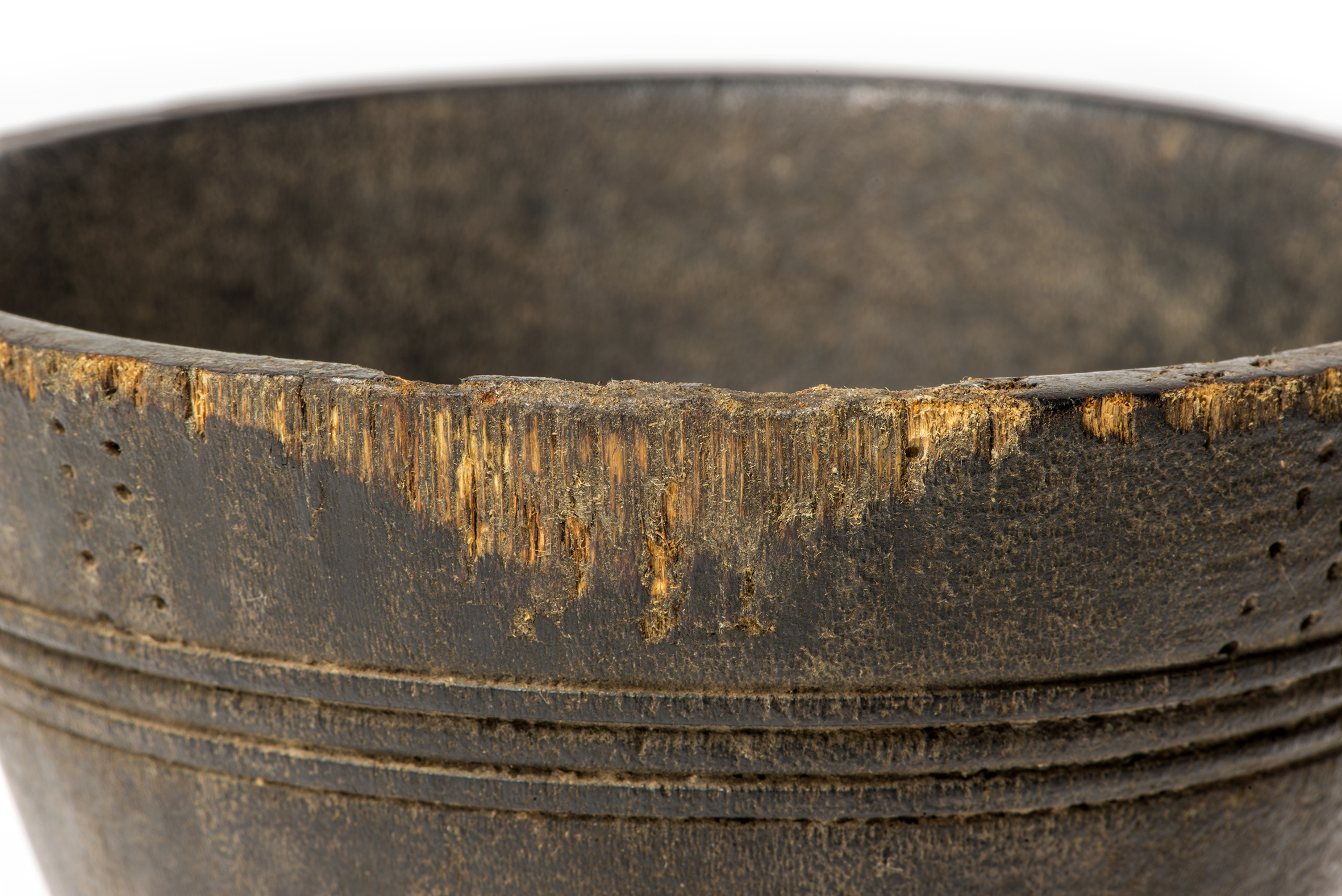 Figure 2: Abrasion damages on the external upper part of the cup showing the fibrous texture of the material. Photo E. Disner.