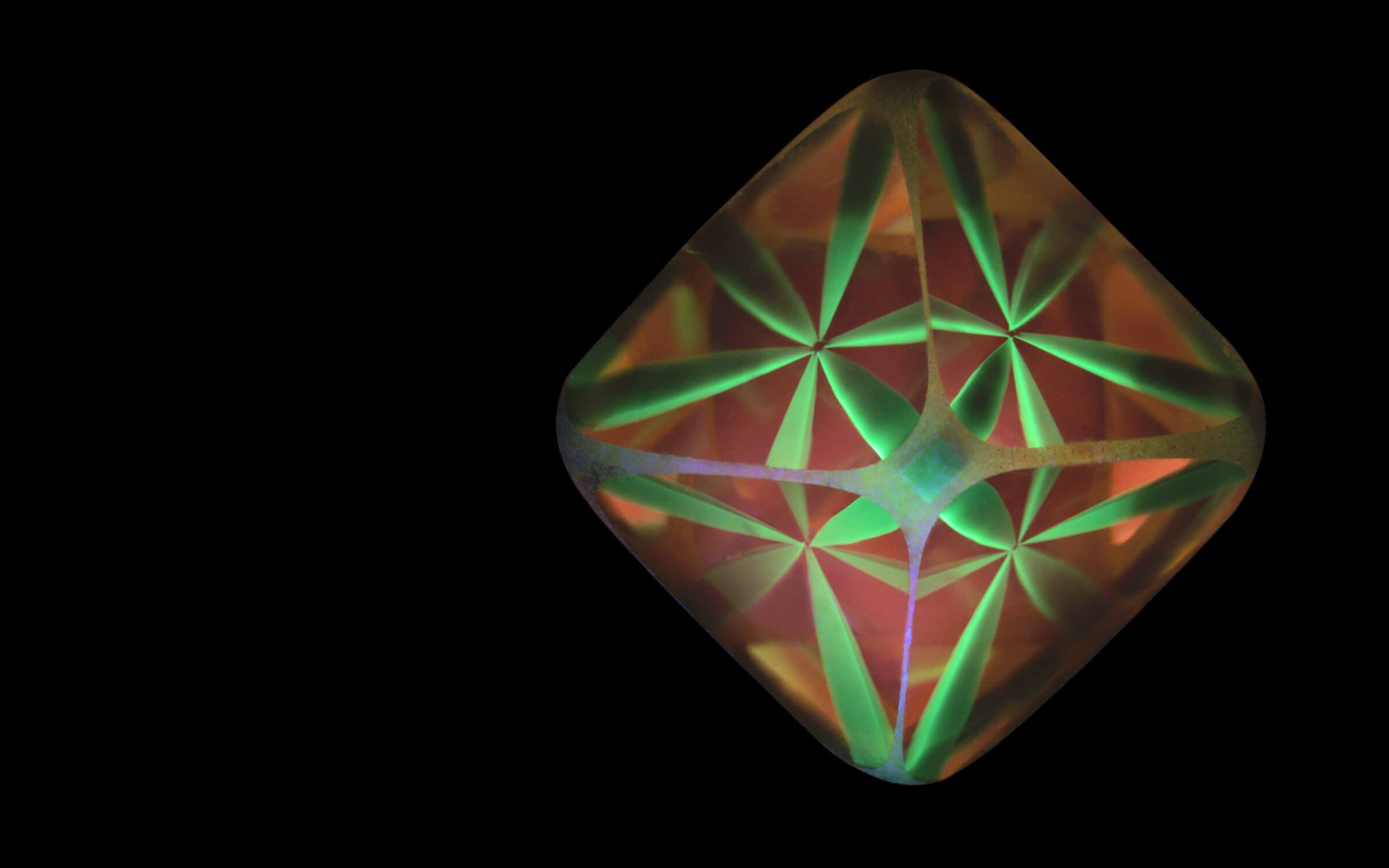 Structure luminescente bicolore dans un diamant brut