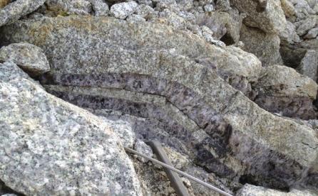 Origine et croissance des minéraux des fissures alpines dans les Alpes suisses occidentales