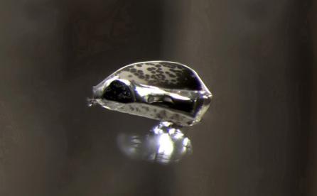 Garnet inclusion in type Ia diamond (darkfield illumination)